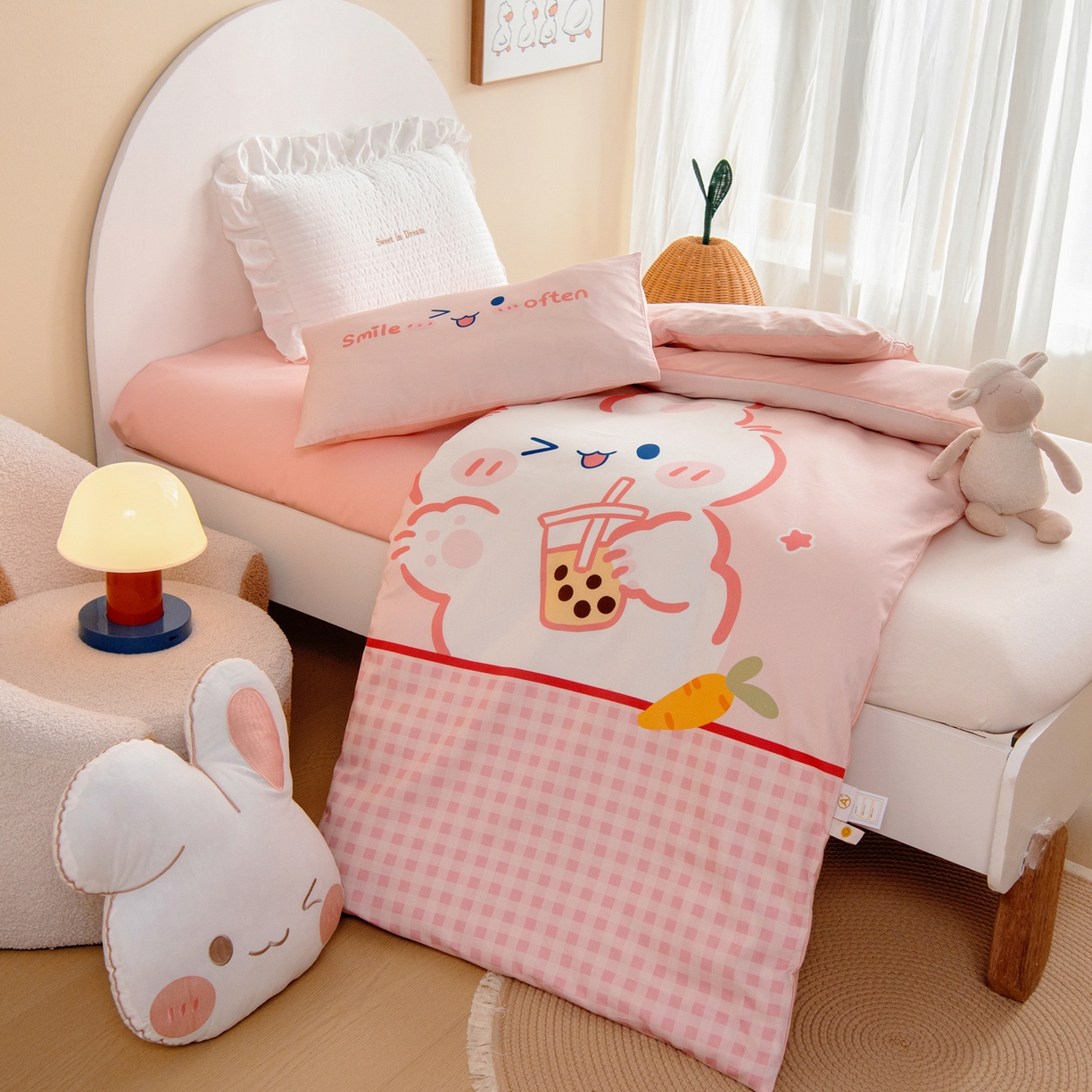 91家纺网 家纺一手货源 找家纺 绒梦里 2026新款A类全棉纯棉卡通大版幼儿园三件套 奶茶兔兔（另垫套有60*150cm/70*150cm/80*150cm/88*168cm/80*180cm）特殊垫套尺寸的价格咨询客服微信哦！