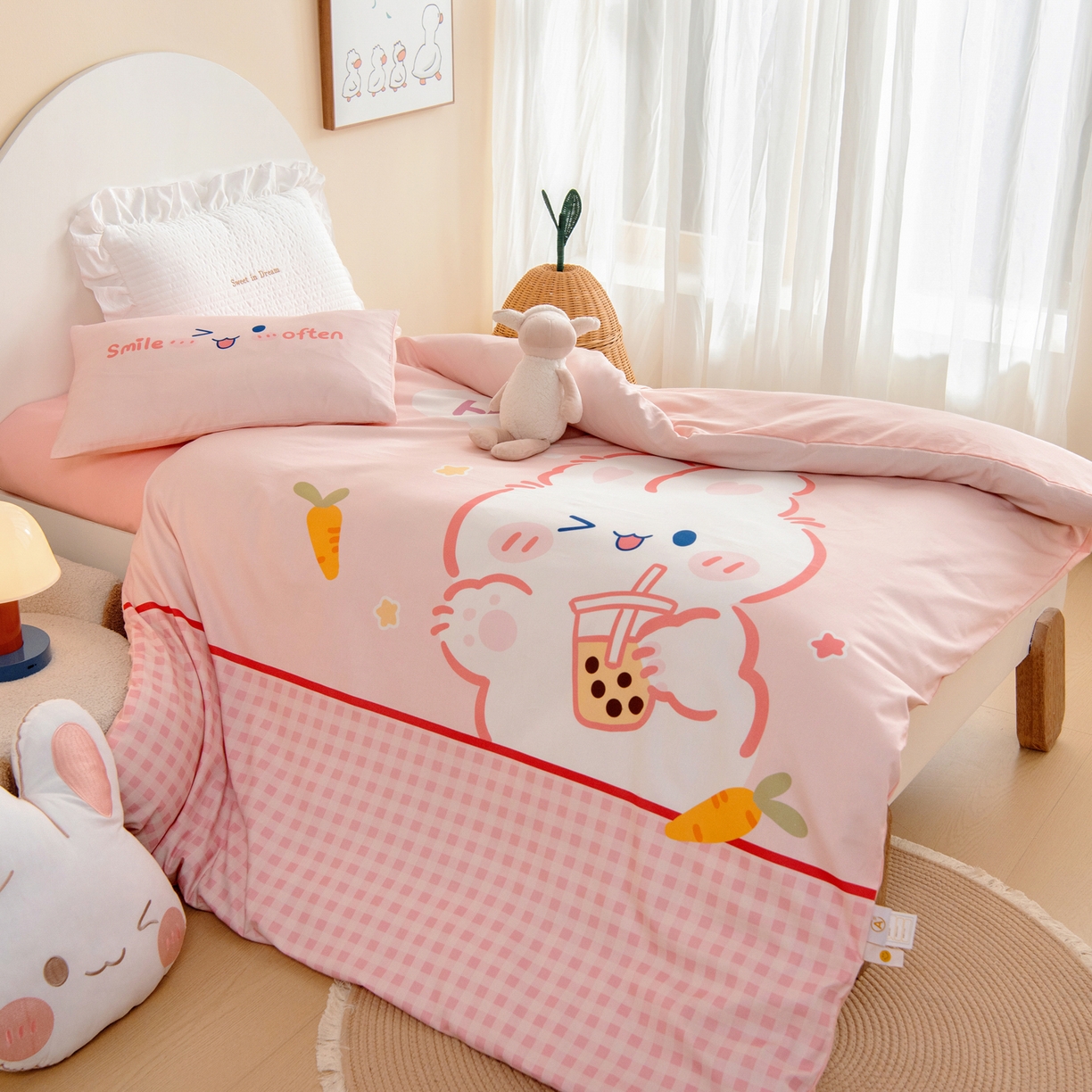 91家纺网 家纺一手货源 找家纺 绒梦里 2026新款A类全棉纯棉卡通大版幼儿园三件套 奶茶兔兔（另垫套有60*150cm/70*150cm/80*150cm/88*168cm/80*180cm）特殊垫套尺寸的价格咨询客服微信哦！