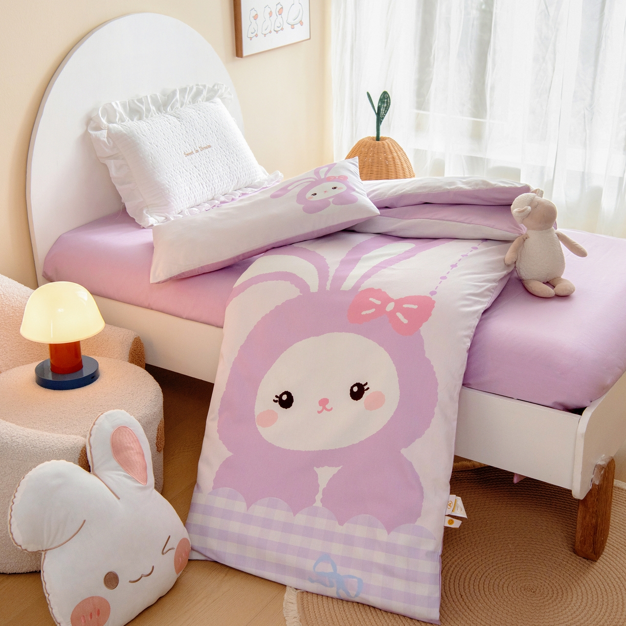 91家纺网 家纺一手货源 找家纺 绒梦里 2026新款A类全棉纯棉卡通大版幼儿园三件套 紫色小兔（另垫套有60*150cm/70*150cm/80*150cm/88*168cm/80*180cm）特殊垫套尺寸的价格咨询客服微信哦！