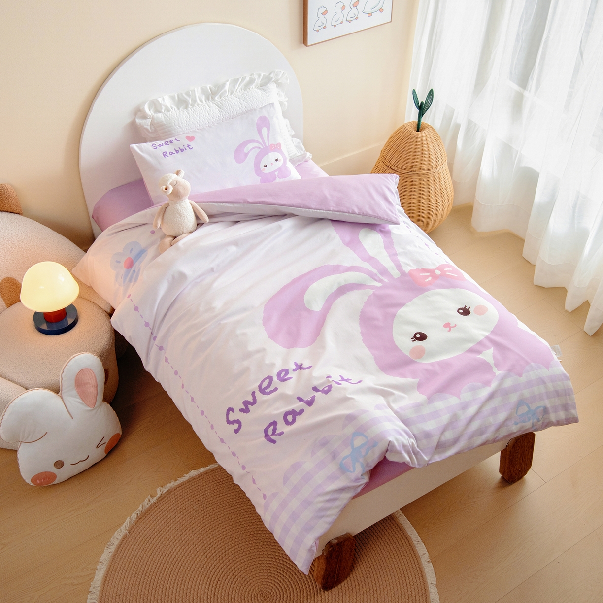 91家纺网 家纺一手货源 找家纺 绒梦里 2026新款A类全棉纯棉卡通大版幼儿园三件套 紫色小兔（另垫套有60*150cm/70*150cm/80*150cm/88*168cm/80*180cm）特殊垫套尺寸的价格咨询客服微信哦！