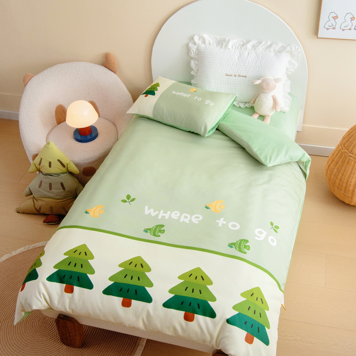 91家纺网 家纺一手货源 找家纺 绒梦里 2026新款A类全棉纯棉卡通大版幼儿园三件套 幸运树（另垫套有60*150cm/70*150cm/80*150cm/88*168cm/80*180cm）特殊垫套尺寸的价格咨询客服微信哦！