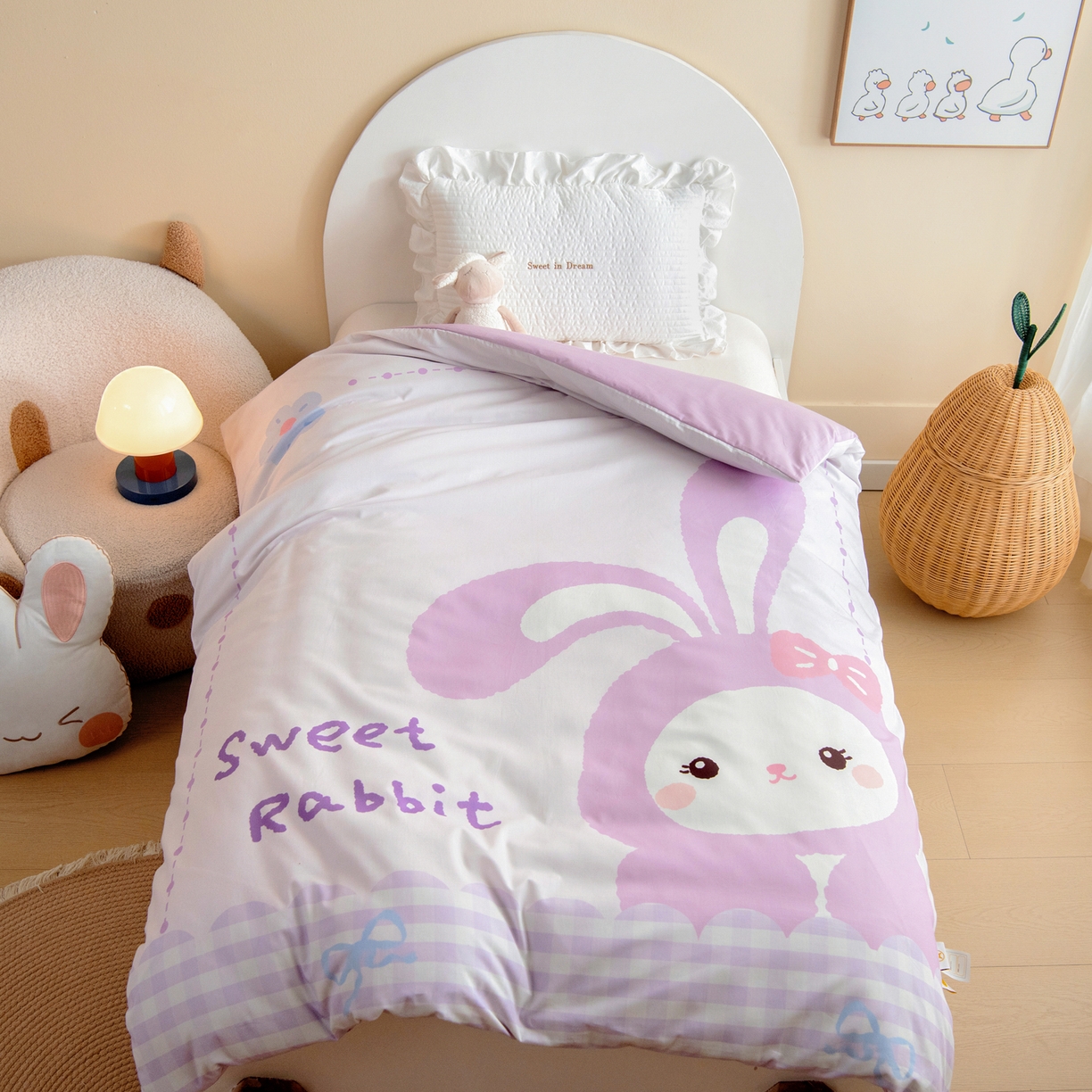 91家纺网 家纺一手货源 找家纺 绒梦里 2026新款A类全棉纯棉卡通大版幼儿园三件套 紫色小兔（另垫套有60*150cm/70*150cm/80*150cm/88*168cm/80*180cm）特殊垫套尺寸的价格咨询客服微信哦！