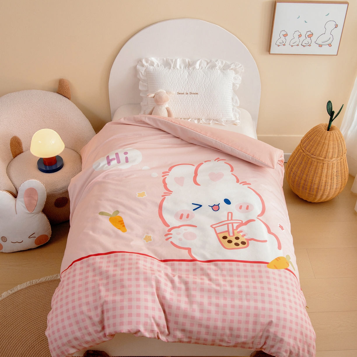 91家纺网 家纺一手货源 找家纺 绒梦里 2026新款A类全棉纯棉卡通大版幼儿园三件套 奶茶兔兔（另垫套有60*150cm/70*150cm/80*150cm/88*168cm/80*180cm）特殊垫套尺寸的价格咨询客服微信哦！