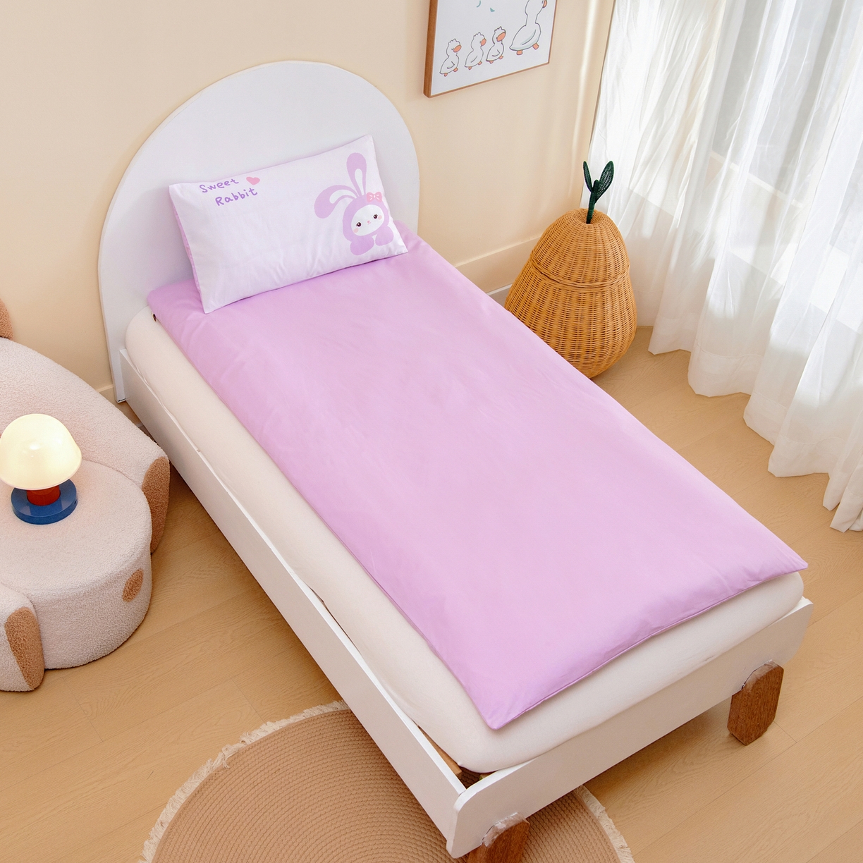 91家纺网 家纺一手货源 找家纺 绒梦里 2026新款A类全棉纯棉卡通大版幼儿园三件套 紫色小兔（另垫套有60*150cm/70*150cm/80*150cm/88*168cm/80*180cm）特殊垫套尺寸的价格咨询客服微信哦！