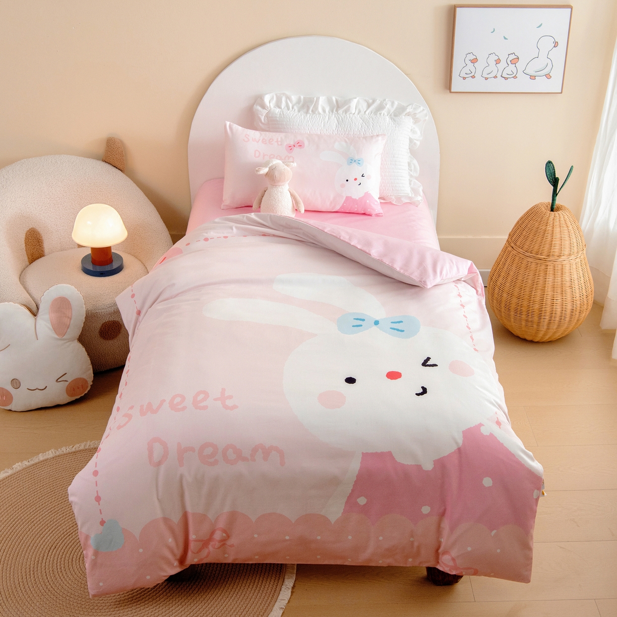 91家纺网 家纺一手货源 找家纺 绒梦里 2026新款A类全棉纯棉卡通大版幼儿园三件套 粉萌小兔（另垫套有60*150cm/70*150cm/80*150cm/88*168cm/80*180cm）特殊垫套尺寸的价格咨询客服微信哦！