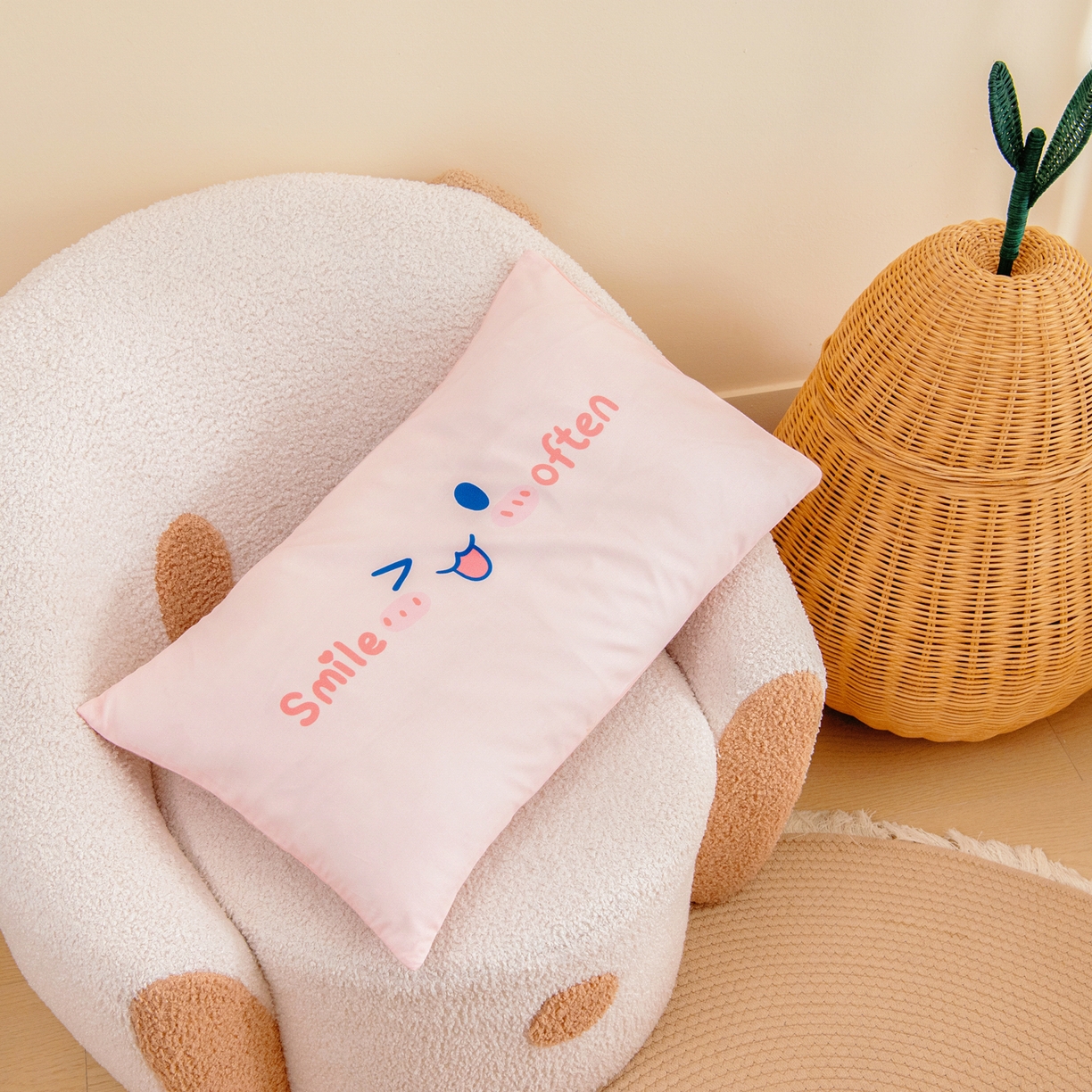 91家纺网 家纺一手货源 找家纺 绒梦里 2026新款A类全棉纯棉卡通大版幼儿园三件套 奶茶兔兔（另垫套有60*150cm/70*150cm/80*150cm/88*168cm/80*180cm）特殊垫套尺寸的价格咨询客服微信哦！