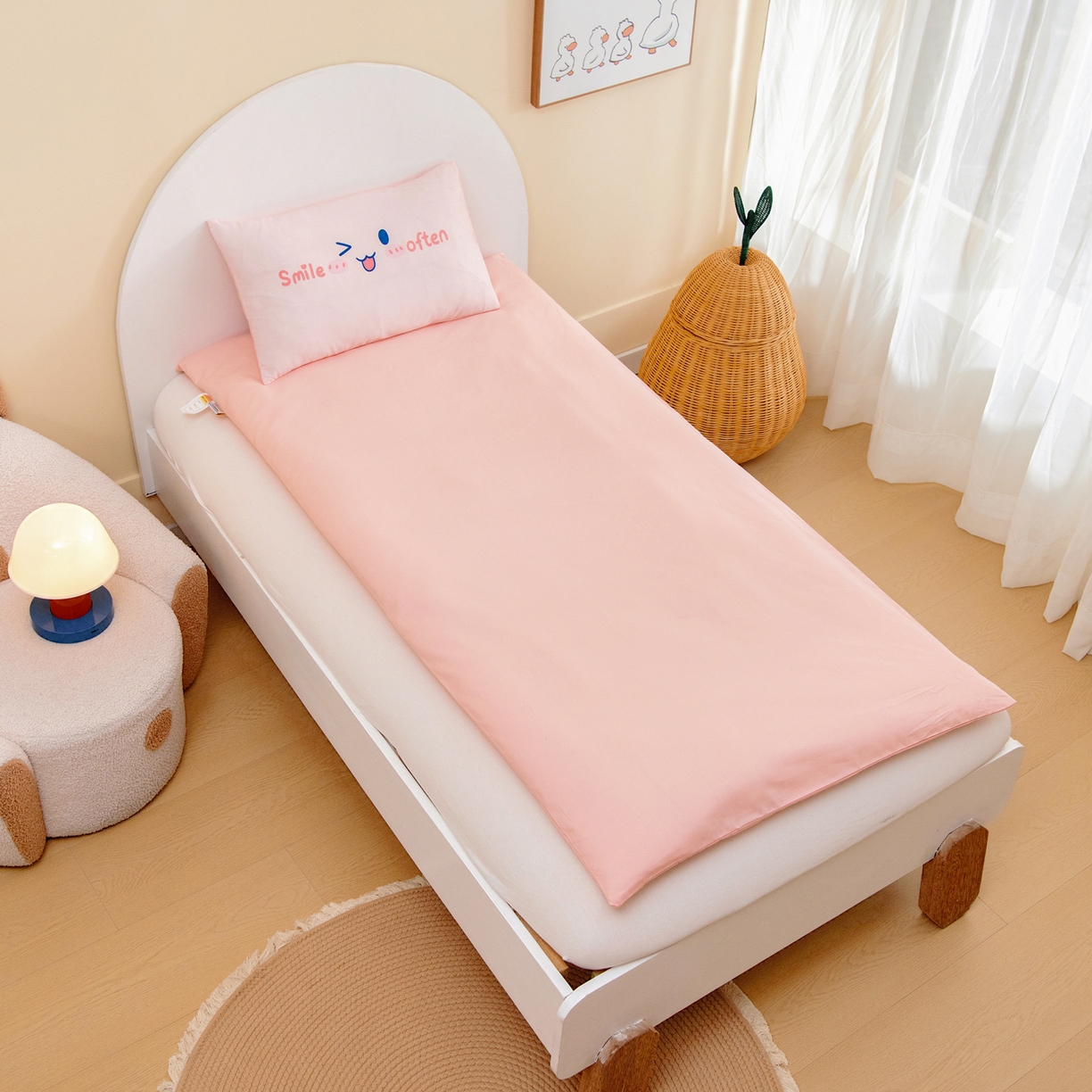 91家纺网 家纺一手货源 找家纺 绒梦里 2026新款A类全棉纯棉卡通大版幼儿园三件套 奶茶兔兔（另垫套有60*150cm/70*150cm/80*150cm/88*168cm/80*180cm）特殊垫套尺寸的价格咨询客服微信哦！