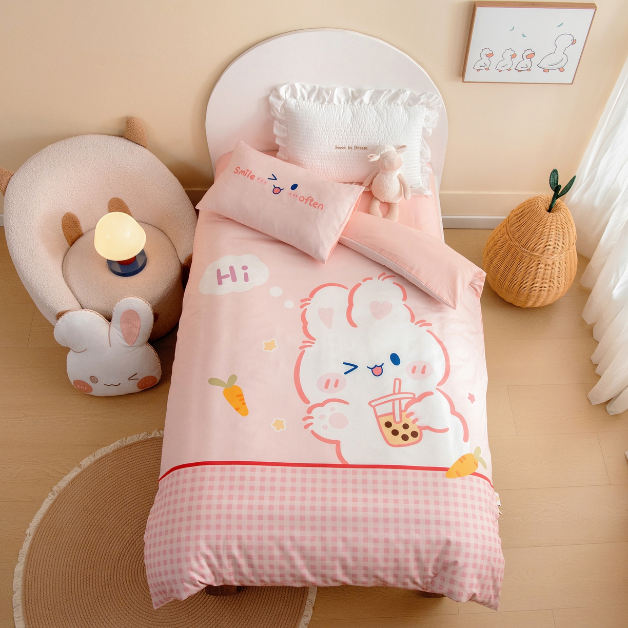 91家纺网 家纺一手货源 找家纺 绒梦里 2026新款A类全棉纯棉卡通大版幼儿园三件套 奶茶兔兔（另垫套有60*150cm/70*150cm/80*150cm/88*168cm/80*180cm）特殊垫套尺寸的价格咨询客服微信哦！