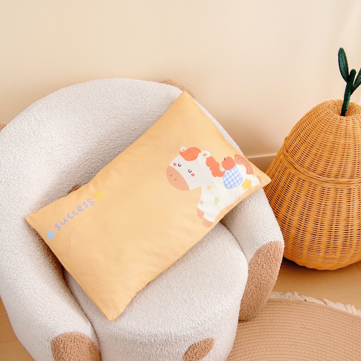 91家纺网 家纺一手货源 找家纺 绒梦里 2026新款A类全棉纯棉卡通大版幼儿园三件套 平安小马（另垫套有60*150cm/70*150cm/80*150cm/88*168cm/80*180cm）特殊垫套尺寸的价格咨询客服微信哦！