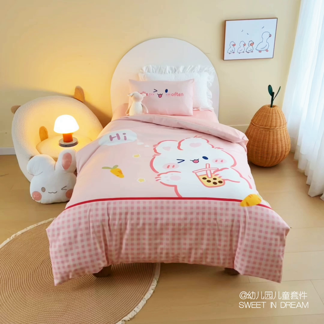 91家纺网 家纺一手货源 找家纺 绒梦里 2026新款A类全棉纯棉卡通大版幼儿园三件套 奶茶兔兔（另垫套有60*150cm/70*150cm/80*150cm/88*168cm/80*180cm）特殊垫套尺寸的价格咨询客服微信哦！