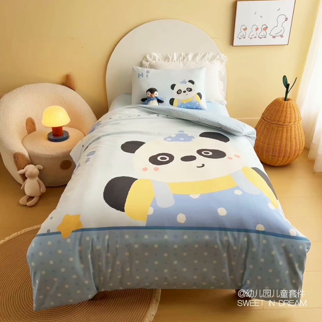 91家纺网 家纺一手货源 找家纺 绒梦里 2026新款A类全棉纯棉卡通大版幼儿园三件套 熊猫宝贝（另垫套有60*150cm/70*150cm/80*150cm/88*168cm/80*180cm）特殊垫套尺寸的价格咨询客服微信哦！