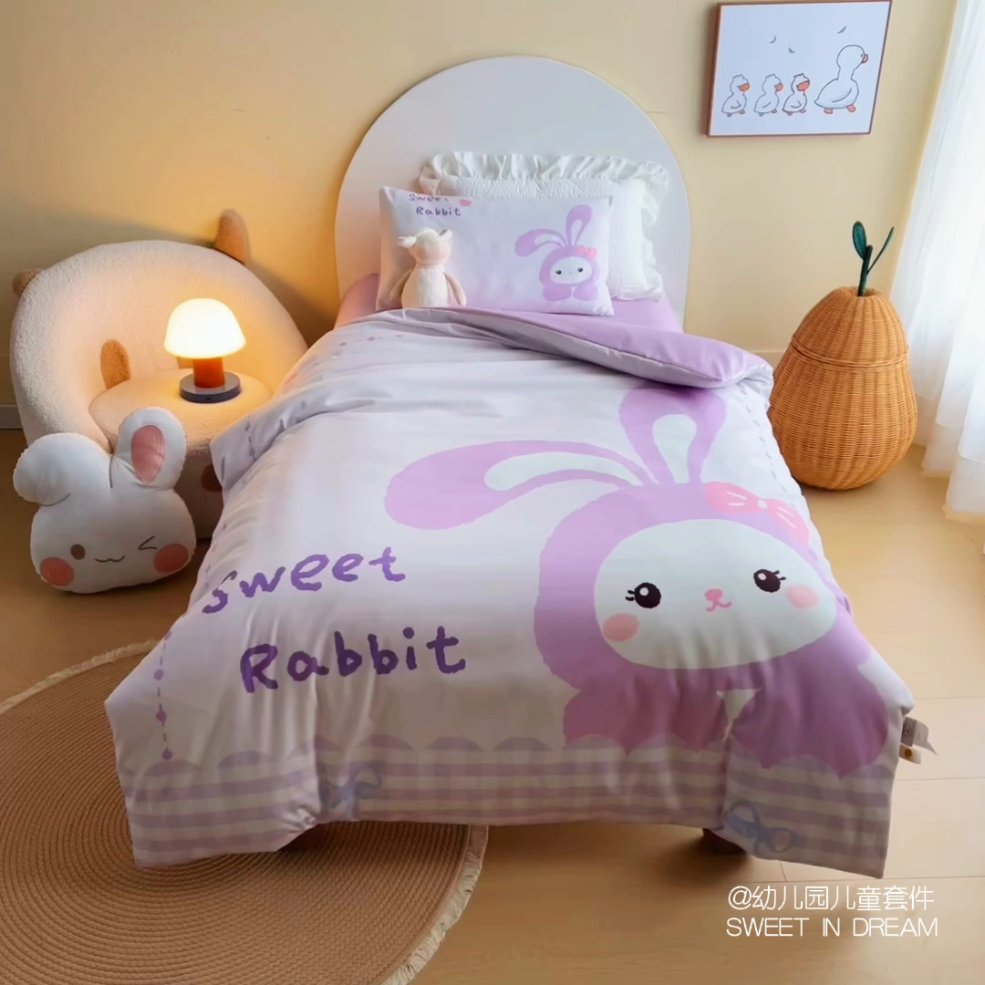 91家纺网 家纺一手货源 找家纺 绒梦里 2026新款A类全棉纯棉卡通大版幼儿园三件套 紫色小兔（另垫套有60*150cm/70*150cm/80*150cm/88*168cm/80*180cm）特殊垫套尺寸的价格咨询客服微信哦！