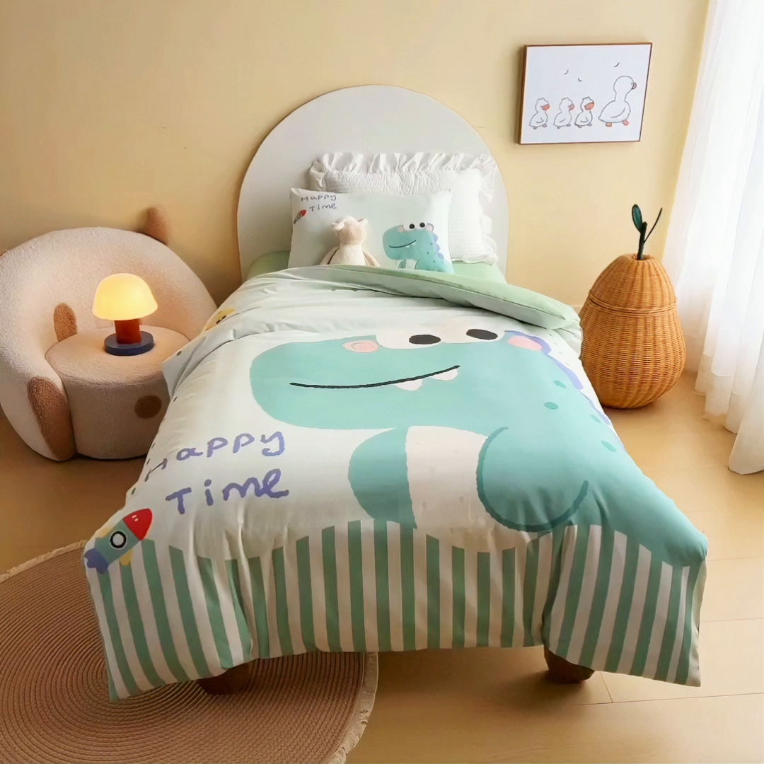 91家纺网 家纺一手货源 找家纺 绒梦里 2026新款A类全棉纯棉卡通大版幼儿园三件套 俏皮恐龙（另垫套有60*150cm/70*150cm/80*150cm/88*168cm/80*180cm）特殊垫套尺寸的价格咨询客服微信哦！