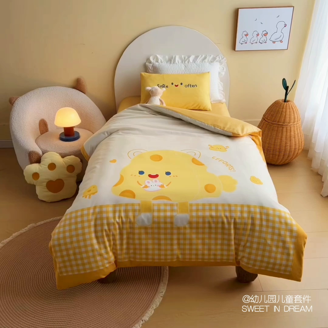91家纺网 家纺一手货源 找家纺 绒梦里 2026新款A类全棉纯棉卡通大版幼儿园三件套 快乐芝士（另垫套有60*150cm/70*150cm/80*150cm/88*168cm/80*180cm）特殊垫套尺寸的价格咨询客服微信哦！