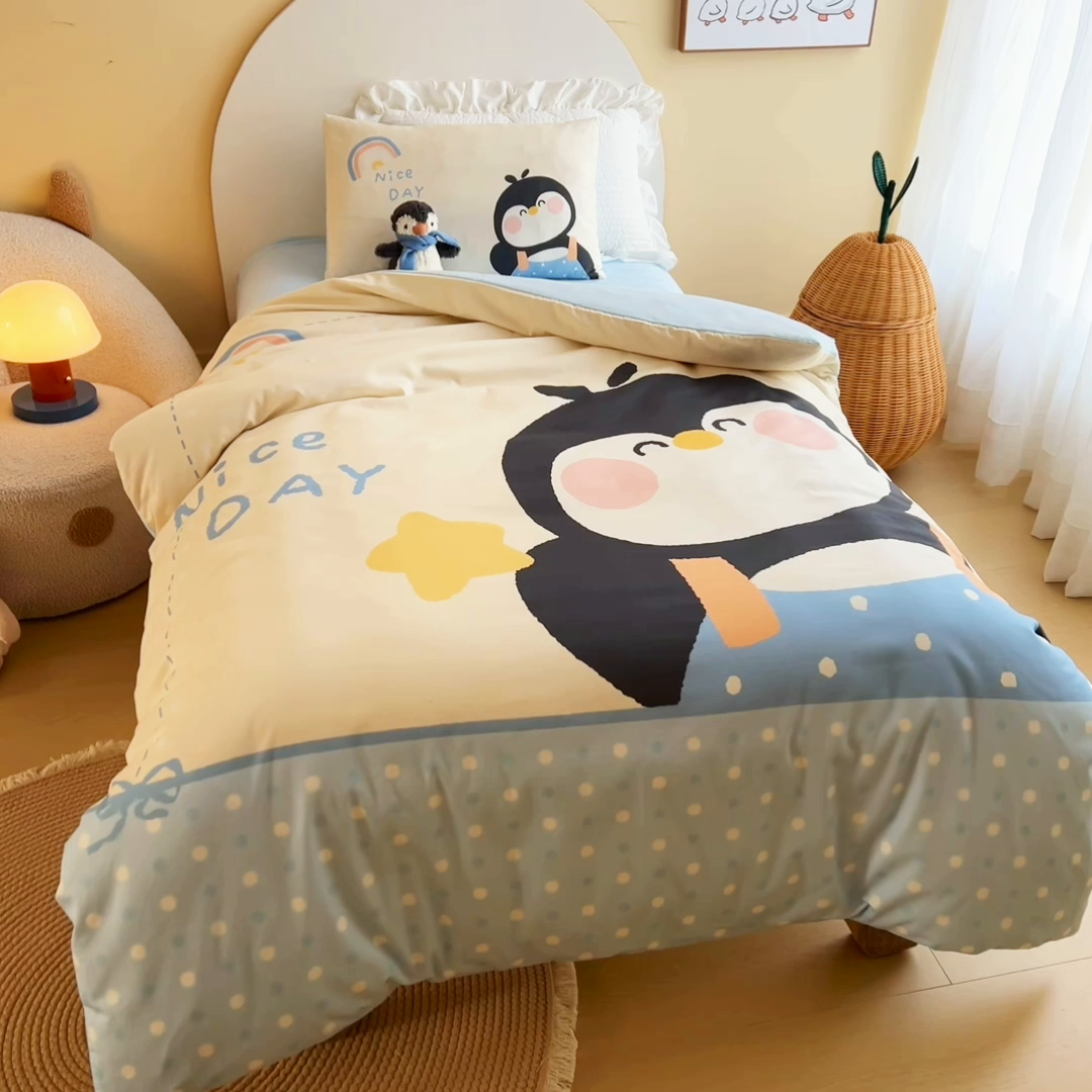 91家纺网 家纺一手货源 找家纺 绒梦里 2026新款A类全棉纯棉卡通大版幼儿园三件套 波点企鹅（另垫套有60*150cm/70*150cm/80*150cm/88*168cm/80*180cm）特殊垫套尺寸的价格咨询客服微信哦！
