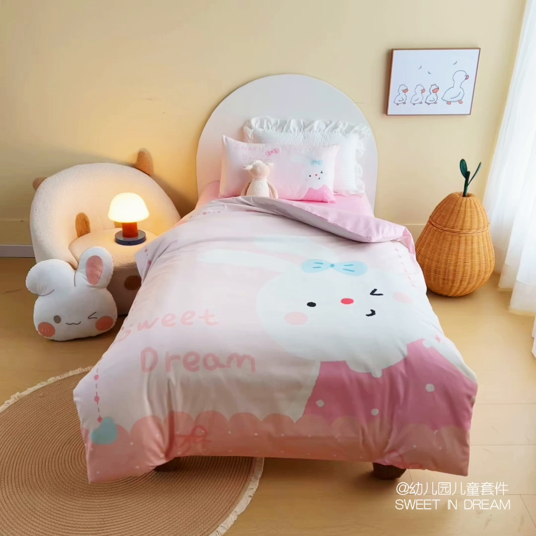 91家纺网 家纺一手货源 找家纺 绒梦里 2026新款A类全棉纯棉卡通大版幼儿园三件套 粉萌小兔（另垫套有60*150cm/70*150cm/80*150cm/88*168cm/80*180cm）特殊垫套尺寸的价格咨询客服微信哦！