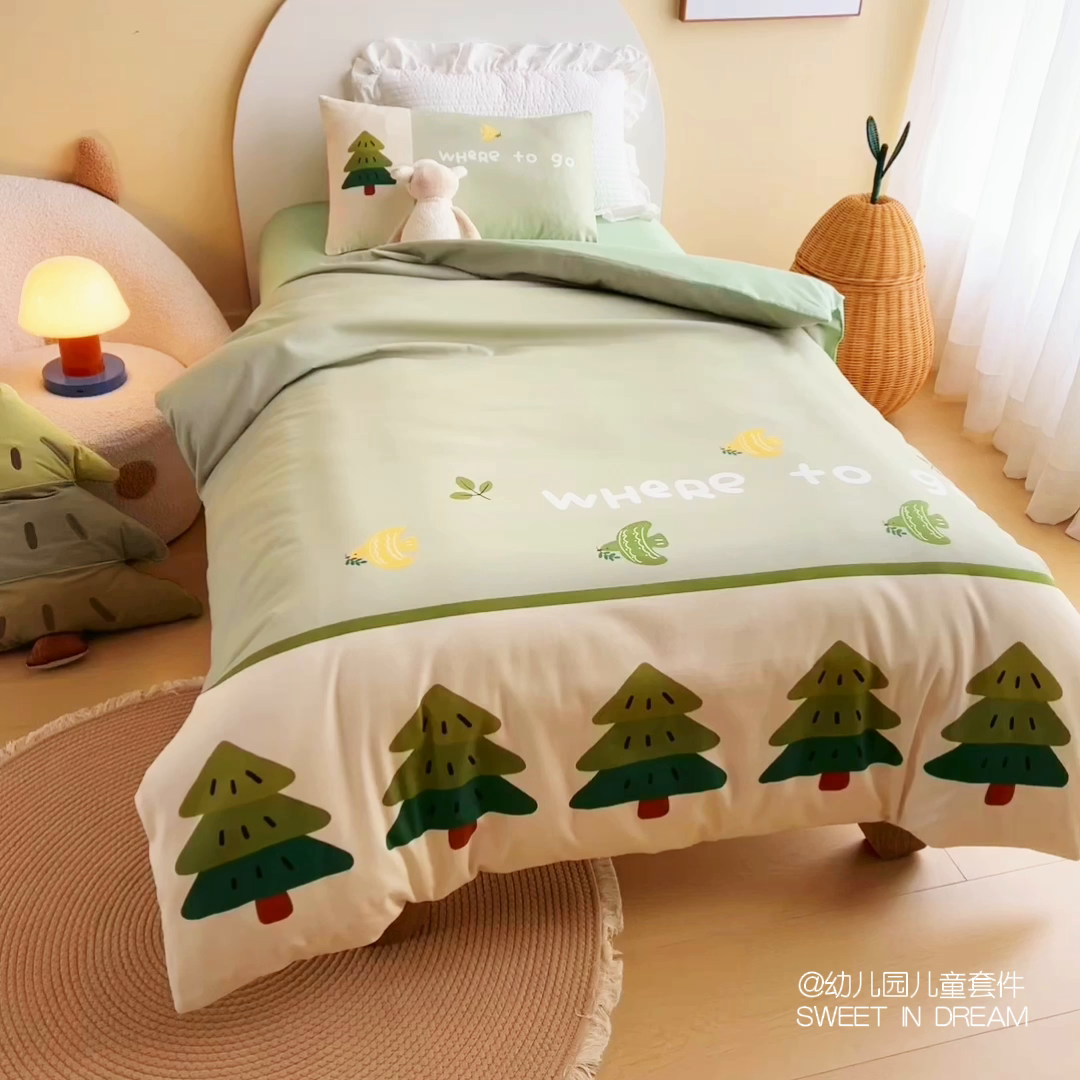 91家纺网 家纺一手货源 找家纺 绒梦里 2026新款A类全棉纯棉卡通大版幼儿园三件套 幸运树（另垫套有60*150cm/70*150cm/80*150cm/88*168cm/80*180cm）特殊垫套尺寸的价格咨询客服微信哦！