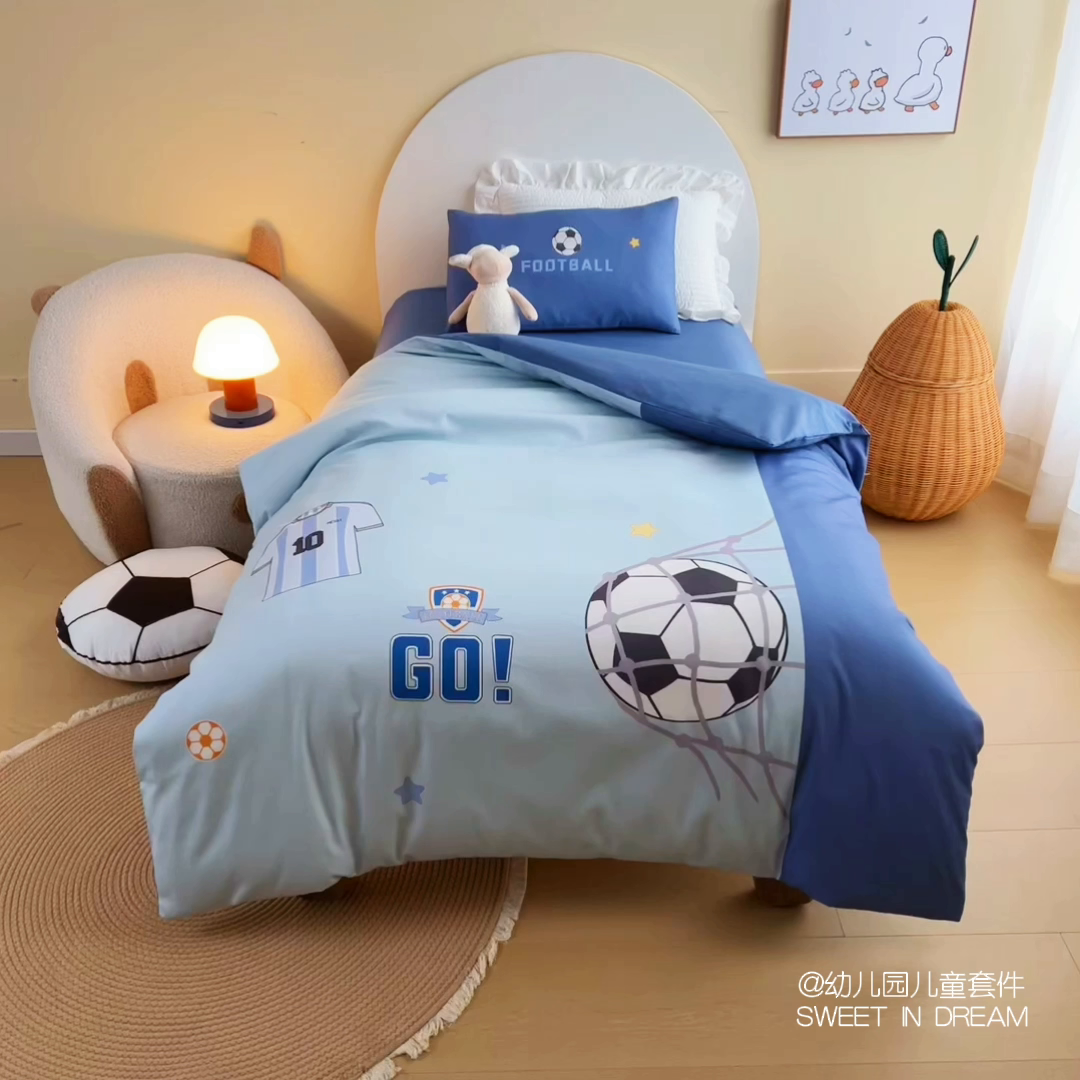 91家纺网 家纺一手货源 找家纺 绒梦里 2026新款A类全棉纯棉卡通大版幼儿园三件套 足球宝贝（另垫套有60*150cm/70*150cm/80*150cm/88*168cm/80*180cm）特殊垫套尺寸的价格咨询客服微信哦！