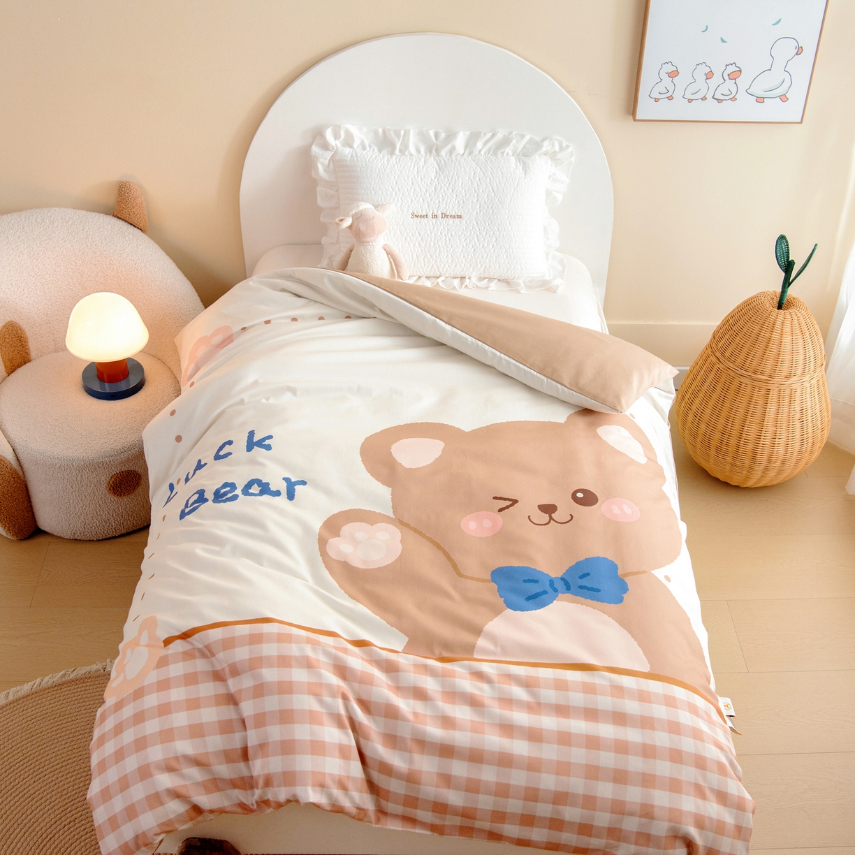 91家纺网 家纺一手货源 找家纺 绒梦里 2026新款A类全棉纯棉卡通大版幼儿园三件套 幸运小熊（另垫套有60*150cm/70*150cm/80*150cm/88*168cm/80*180cm）特殊垫套尺寸的价格咨询客服微信哦！