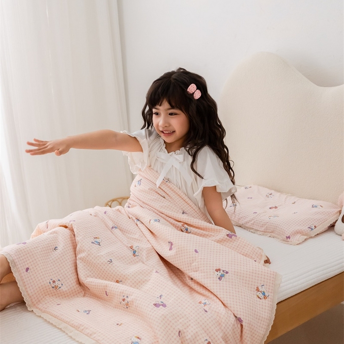 91家纺网 家纺一手货源 找家纺 心卓婴童馆 2026春夏新款云感棉四季被大豆被被子被芯 粉格子小猫