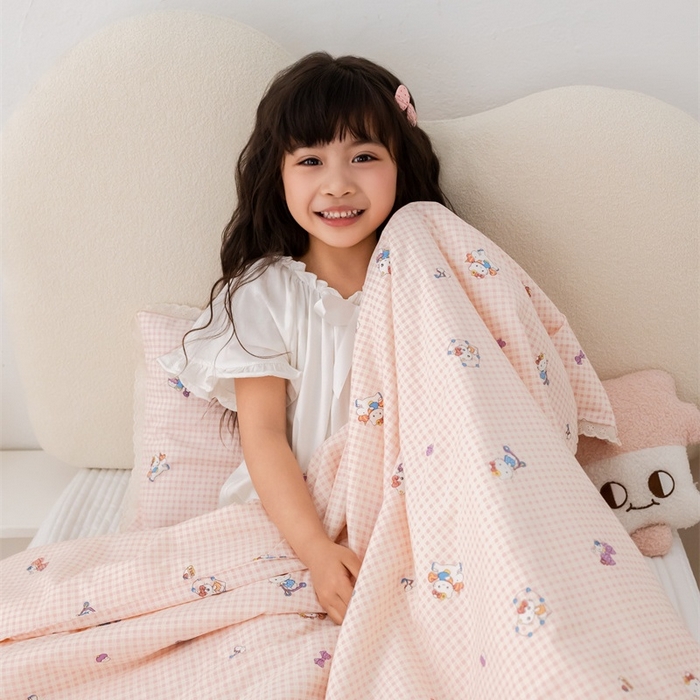 91家纺网 家纺一手货源 找家纺 心卓婴童馆 2026春夏新款云感棉四季被大豆被被子被芯 粉格子小猫