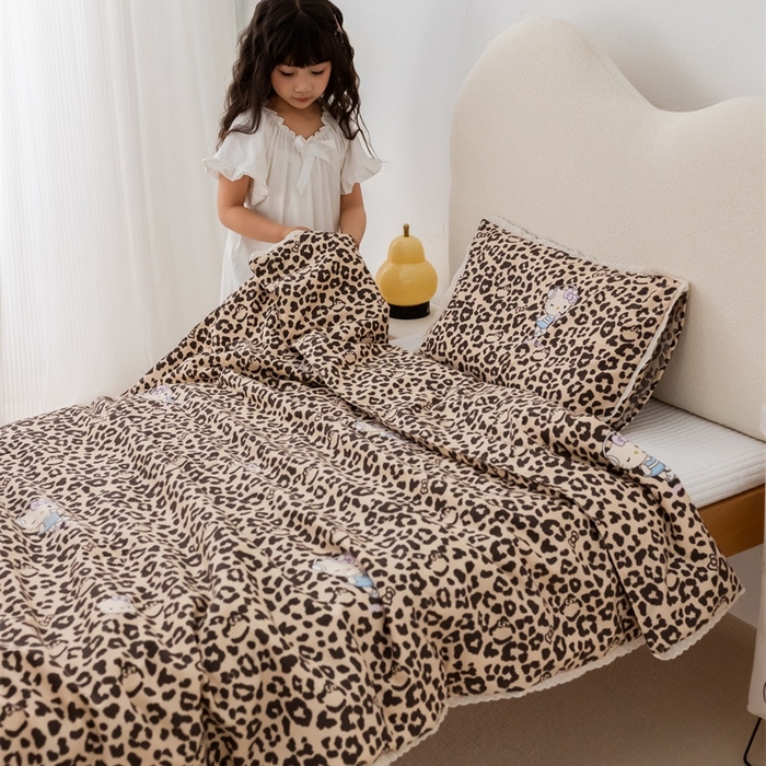 91家纺网 家纺一手货源 找家纺 心卓婴童馆 2026春夏新款云感棉四季被大豆被被子被芯 棕色豹纹