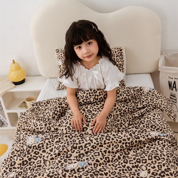 91家纺网 家纺一手货源 找家纺 心卓婴童馆 2026春夏新款云感棉四季被大豆被被子被芯 棕色豹纹