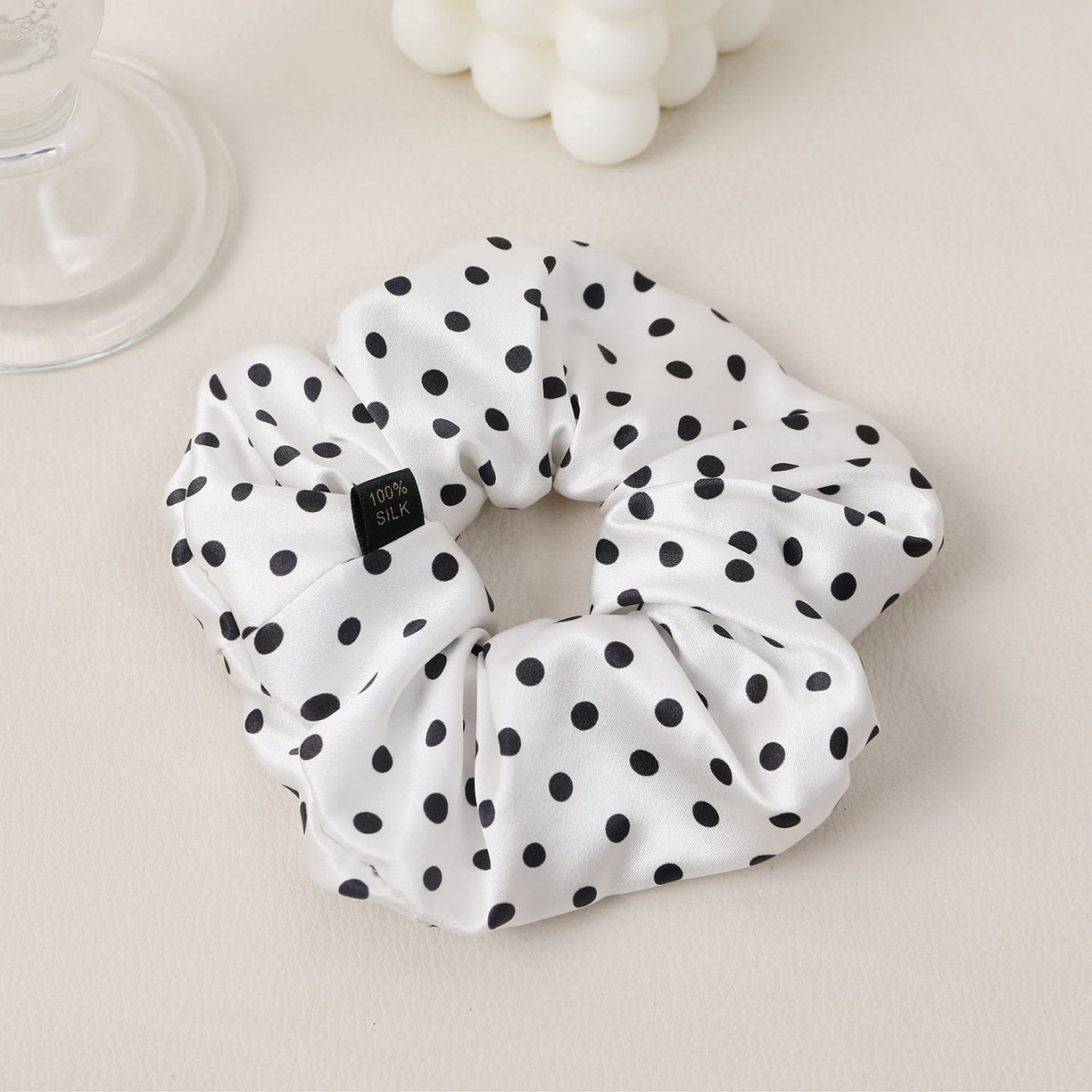91家纺网 家纺一手货源 找家纺 蚕云阁蚕丝家居 2026新款30姆米黑白波点真丝发圈 白色 发圈边宽4cm