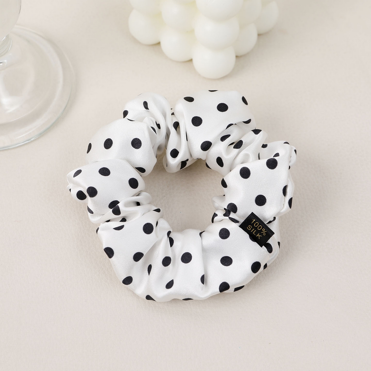 91家纺网 家纺一手货源 找家纺 蚕云阁蚕丝家居 2026新款30姆米黑白波点真丝发圈 白色 发圈边宽6cm