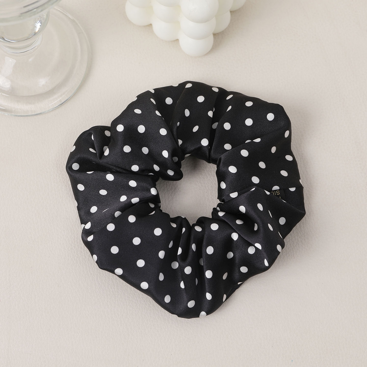 91家纺网 家纺一手货源 找家纺 蚕云阁蚕丝家居 2026新款30姆米黑白波点真丝发圈 黑色 发圈边宽1cm