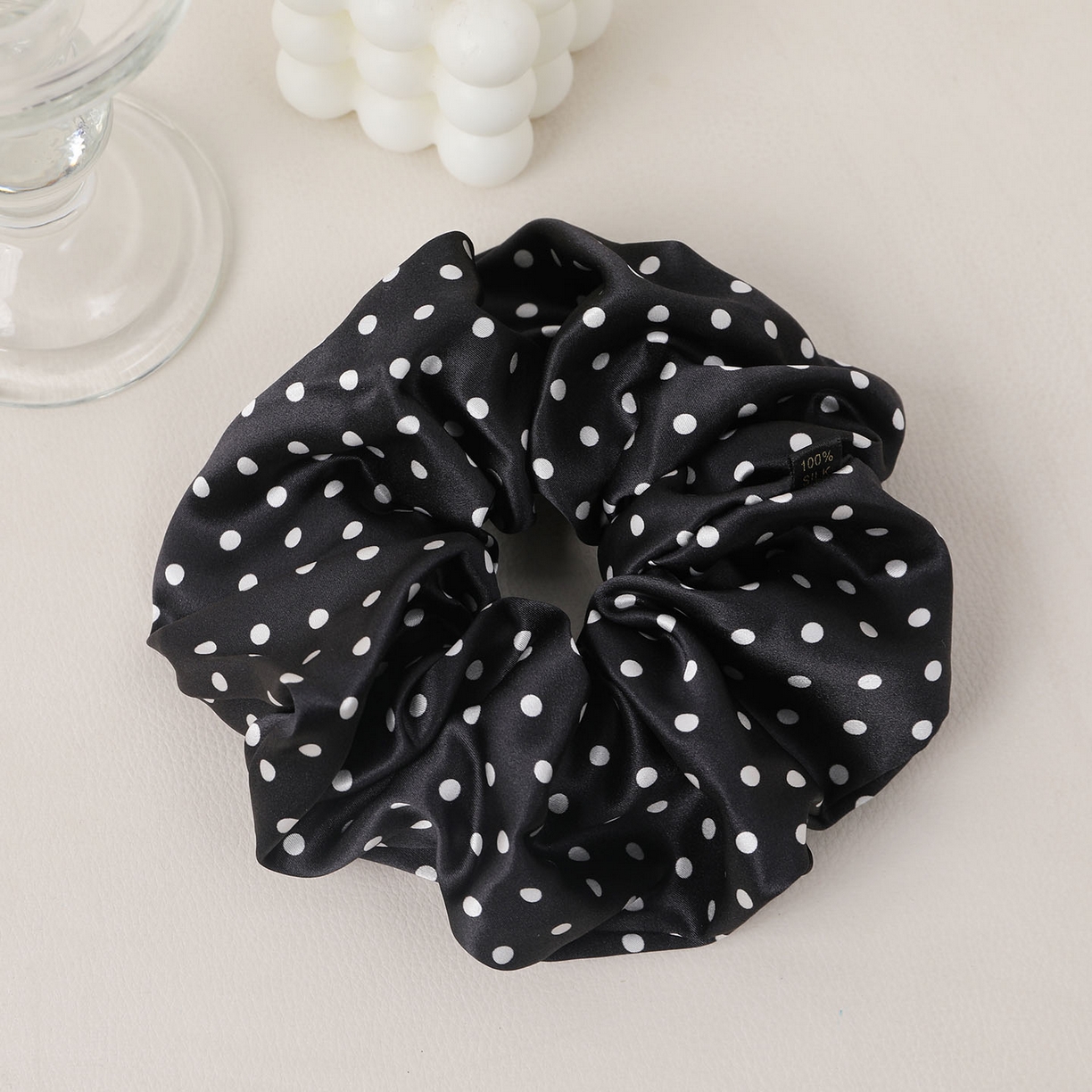 91家纺网 家纺一手货源 找家纺 蚕云阁蚕丝家居 2026新款30姆米黑白波点真丝发圈 黑色 发圈边宽6cm