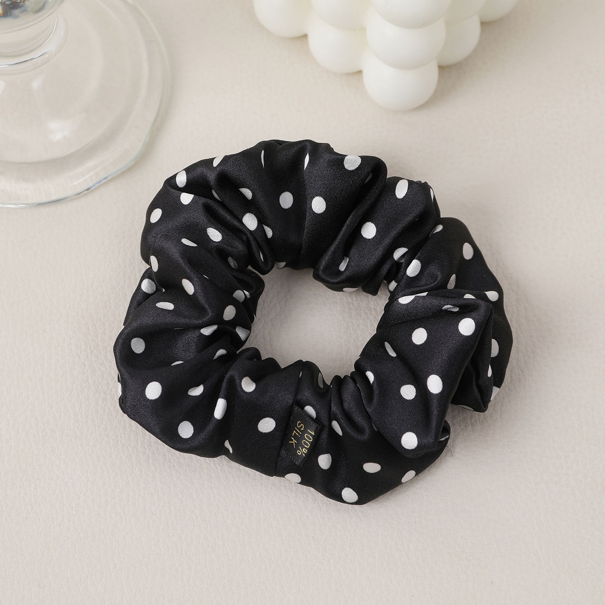 91家纺网 家纺一手货源 找家纺 蚕云阁蚕丝家居 2026新款30姆米黑白波点真丝发圈 黑色 发圈边宽8cm