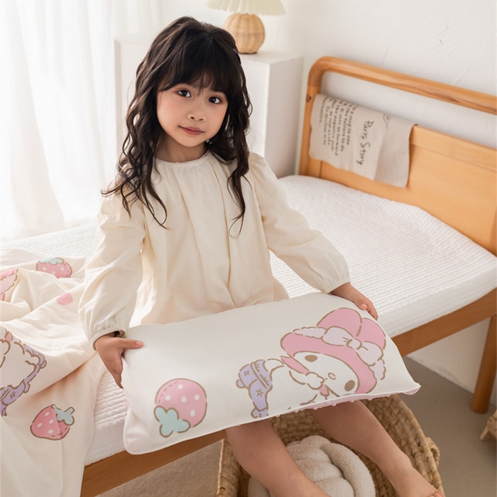 91家纺网 家纺一手货源 找家纺 心卓婴童馆 2026新款三丽鸥凉感丝冰豆豆被被子被芯-儿童图 草莓美乐蒂