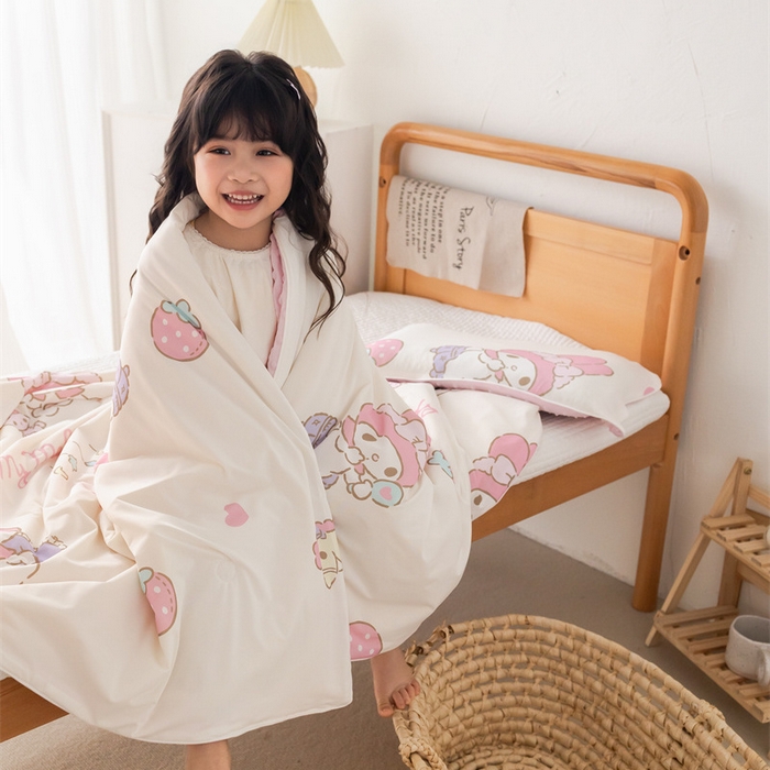 91家纺网 家纺一手货源 找家纺 心卓婴童馆 2026新款三丽鸥凉感丝冰豆豆被被子被芯-儿童图 草莓美乐蒂