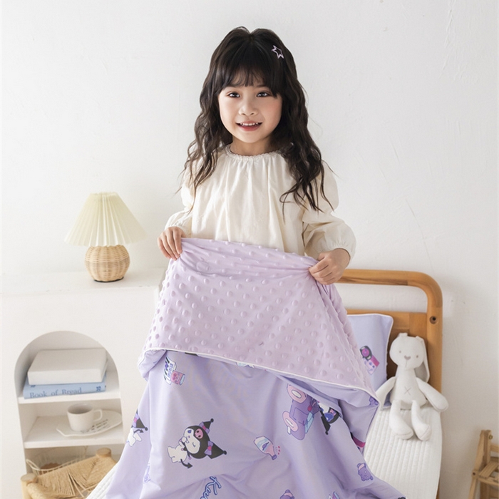 91家纺网 家纺一手货源 找家纺 心卓婴童馆 2026新款三丽鸥凉感丝冰豆豆被被子被芯-儿童图 牛奶库洛米