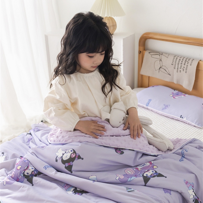 91家纺网 家纺一手货源 找家纺 心卓婴童馆 2026新款三丽鸥凉感丝冰豆豆被被子被芯-儿童图 牛奶库洛米
