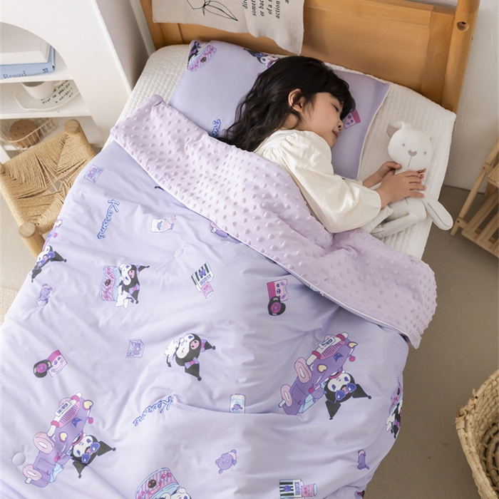 91家纺网 家纺一手货源 找家纺 心卓婴童馆 2026新款三丽鸥凉感丝冰豆豆被被子被芯-儿童图 牛奶库洛米