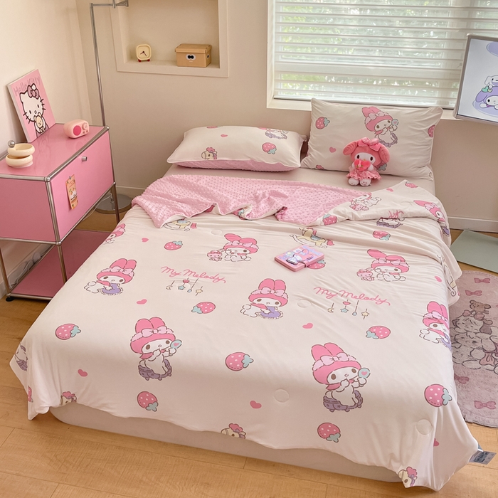 91家纺网 家纺一手货源 找家纺 心卓婴童馆 2026新款三丽鸥凉感丝冰豆豆被被子被芯-成人图 草莓美乐蒂