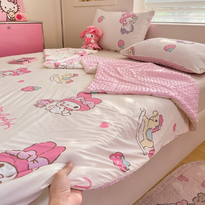 91家纺网 家纺一手货源 找家纺 心卓婴童馆 2026新款三丽鸥凉感丝冰豆豆被被子被芯-成人图 草莓美乐蒂