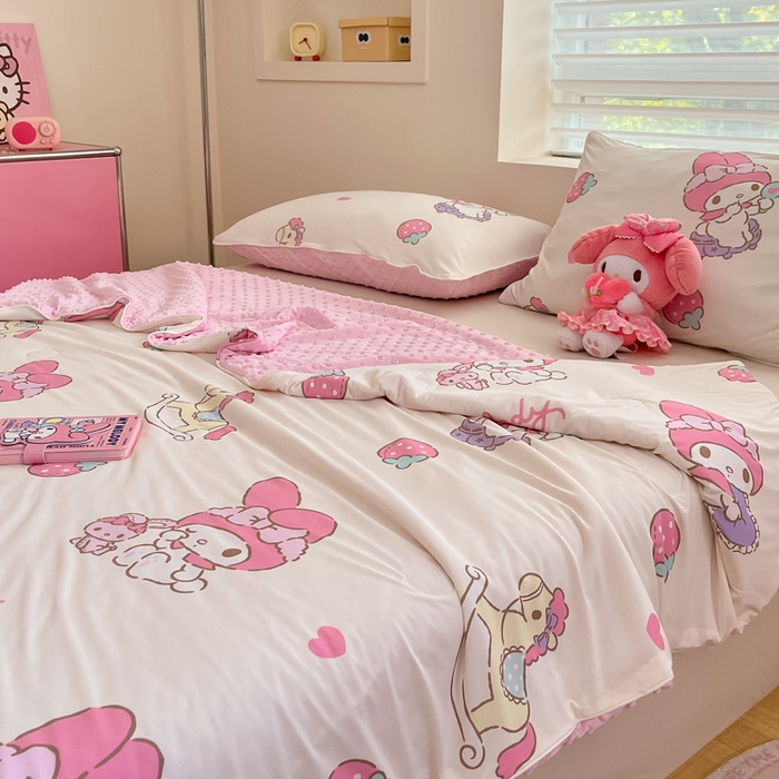 91家纺网 家纺一手货源 找家纺 心卓婴童馆 2026新款三丽鸥凉感丝冰豆豆被被子被芯-成人图 草莓美乐蒂