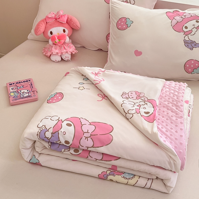 91家纺网 家纺一手货源 找家纺 心卓婴童馆 2026新款三丽鸥凉感丝冰豆豆被被子被芯-成人图 草莓美乐蒂