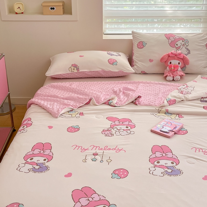 91家纺网 家纺一手货源 找家纺 心卓婴童馆 2026新款三丽鸥凉感丝冰豆豆被被子被芯-成人图 草莓美乐蒂