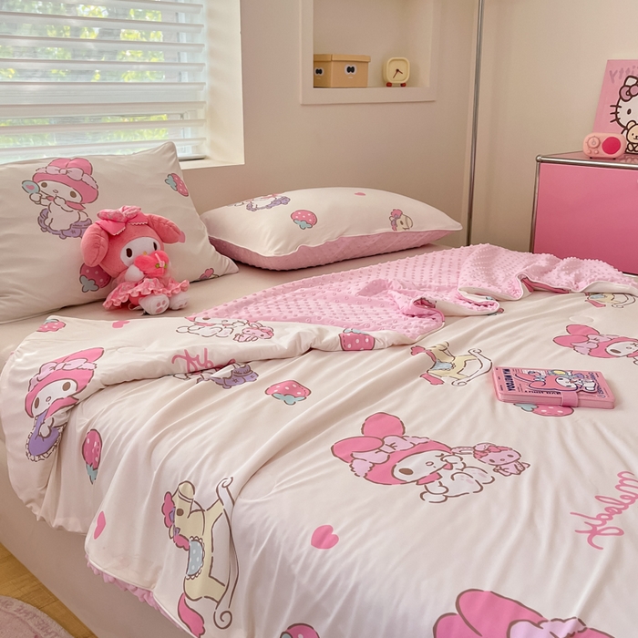 91家纺网 家纺一手货源 找家纺 心卓婴童馆 2026新款三丽鸥凉感丝冰豆豆被被子被芯-成人图 草莓美乐蒂