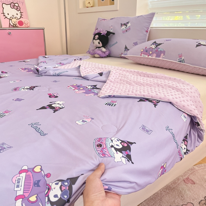 91家纺网 家纺一手货源 找家纺 心卓婴童馆 2026新款三丽鸥凉感丝冰豆豆被被子被芯-成人图 牛奶库洛米