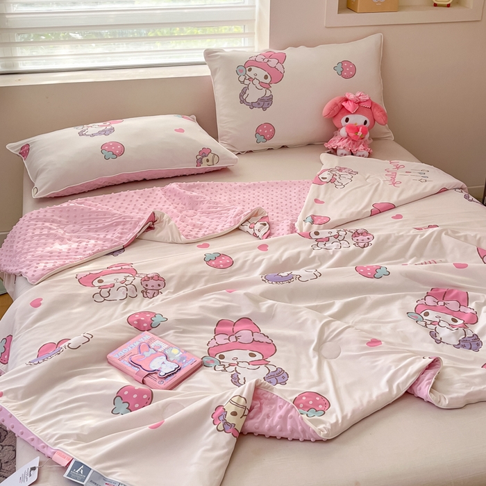 91家纺网 家纺一手货源 找家纺 心卓婴童馆 2026新款三丽鸥凉感丝冰豆豆被被子被芯-成人图 草莓美乐蒂