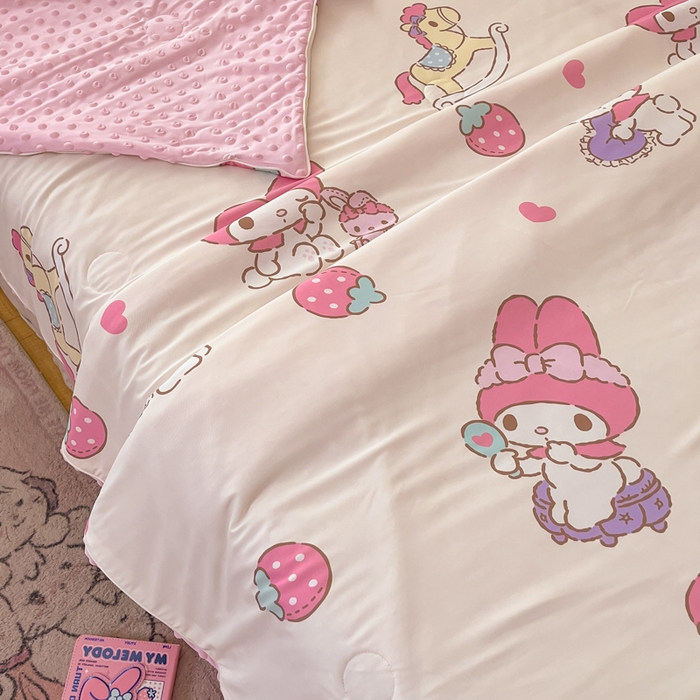 91家纺网 家纺一手货源 找家纺 心卓婴童馆 2026新款三丽鸥凉感丝冰豆豆被被子被芯-成人图 草莓美乐蒂