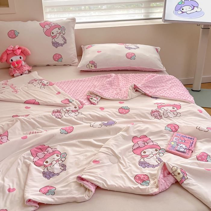 91家纺网 家纺一手货源 找家纺 心卓婴童馆 2026新款三丽鸥凉感丝冰豆豆被被子被芯-成人图 草莓美乐蒂