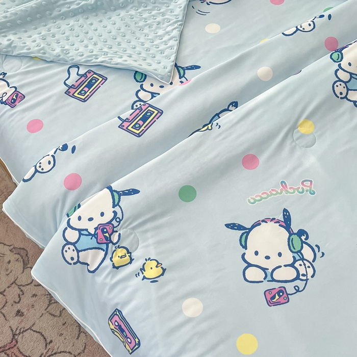 91家纺网 家纺一手货源 找家纺 心卓婴童馆 2026新款三丽鸥凉感丝冰豆豆被被子被芯-成人图 音乐帕恰狗