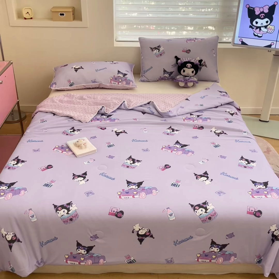 91家纺网 家纺一手货源 找家纺 心卓婴童馆 2026新款三丽鸥凉感丝冰豆豆被被子被芯-成人图 牛奶库洛米