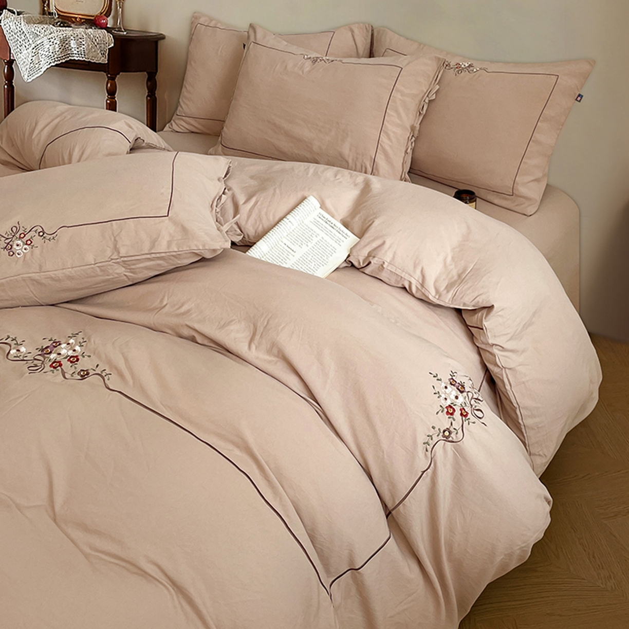 91家纺网 家纺一手货源 找家纺 （总）yyds网供 2026新A类高克重复古刺绣绑带款水洗棉四件套三件套-花界